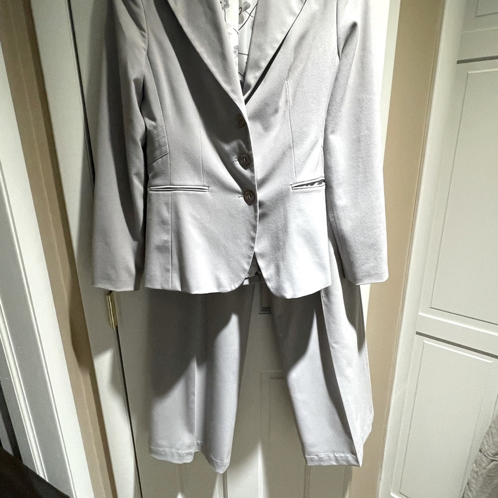 Taylor B Moss Gray Suit Size 6 Jacket, Size 4 Touserd